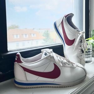 NIKE VINTAGE STYLE CLASSIC CORTEZ LEATHER RUNNING SNEAKERS